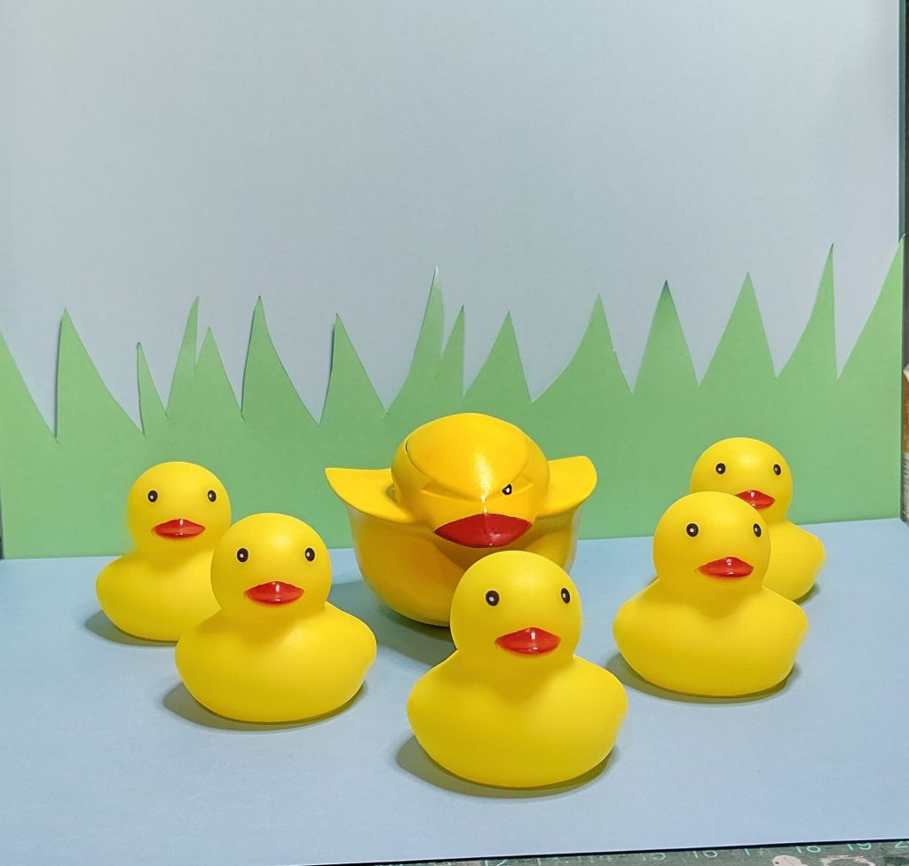 アヒルといっても、リアルなアヒルではなくお風呂にプカプカ浮かべるオモチャのアヒル。そんなアヒル達の中に1羽だけ混じった「みにくいアヒルの子」
