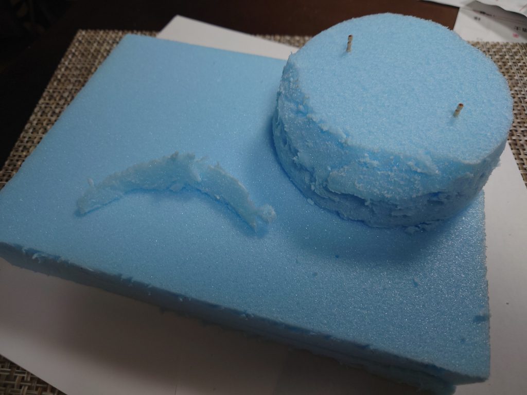 今回初めてのジオラマ製作に着手、スタイロフォームを適当な感じに切り出し