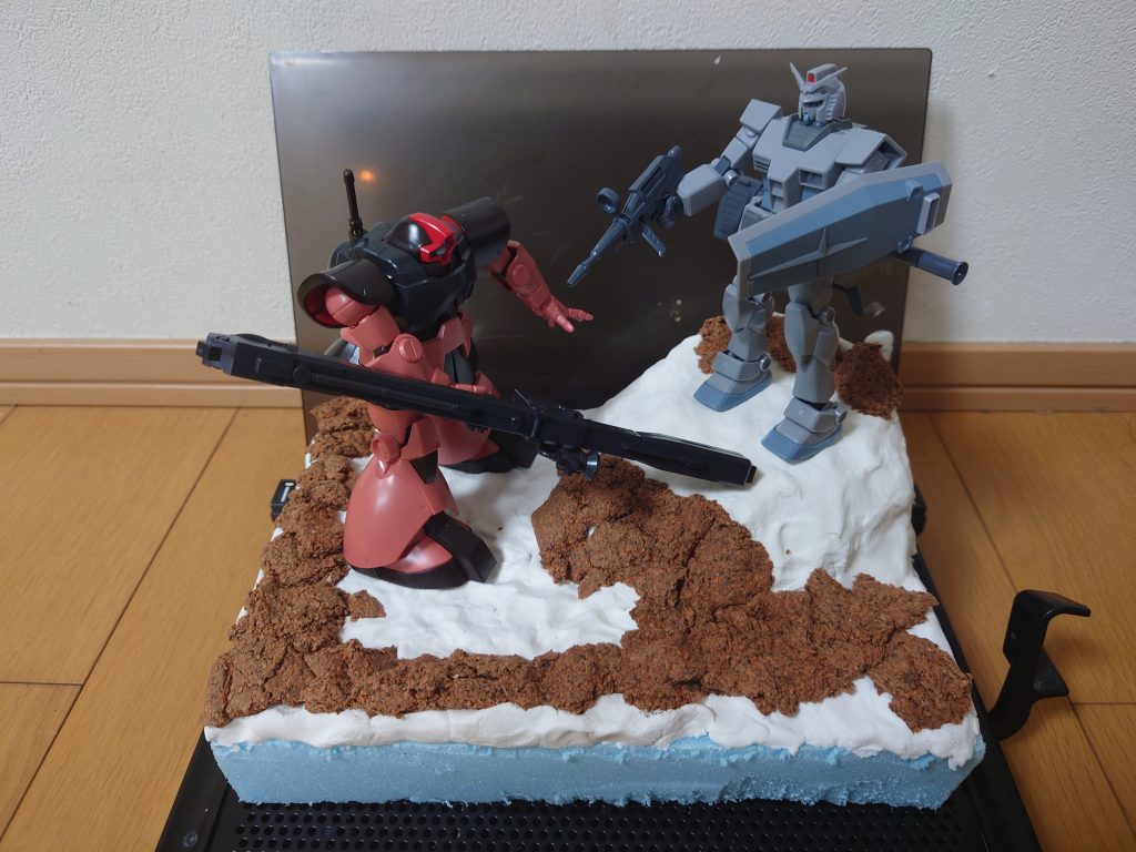 百均のコルク粘土と紙粘土で適当に造形して素組みガンプラを配置してみました２体置くと対峙してるシーンが再現出来そう！