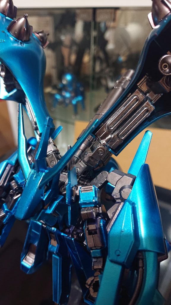 手に持つ武器はバックパックと繋がっていて自由に向きを変えれる。