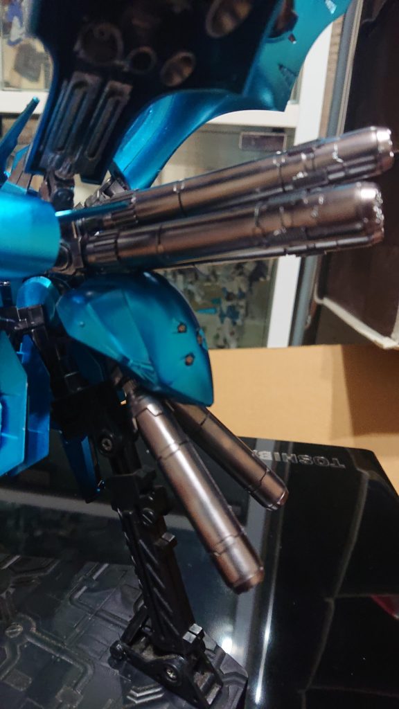 ナイチンゲールの羽を使うのもあって、後ろはナイチンゲールっぽくしました。プロペラントタンクは上2下1で付けたかったのですがお尻?のパーツが繋げれなかったためにこのような形に落ち着きました。プロペラントタンクを差し込んでるパーツはコアガンダムのバックパックに使うパーツを使用。