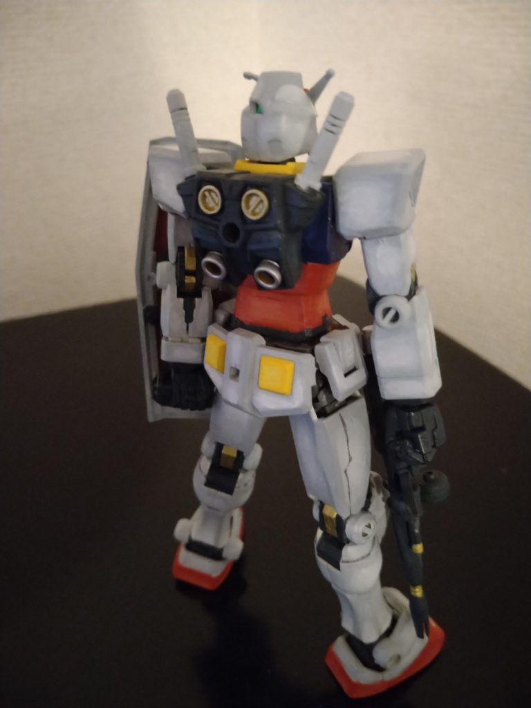 後ろ側　関節やランドセルは金色等に塗り分けました。