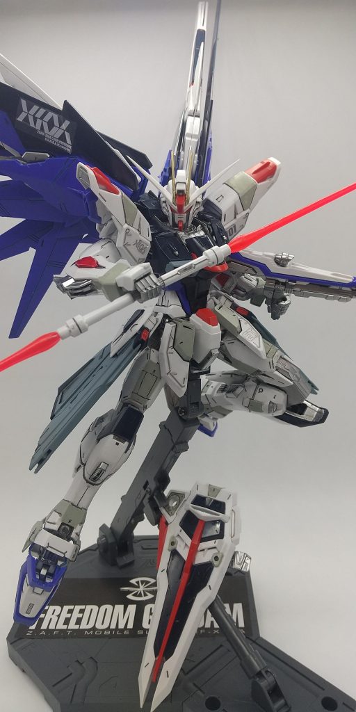 説明書のロゴを切り取って、台座にはりました。