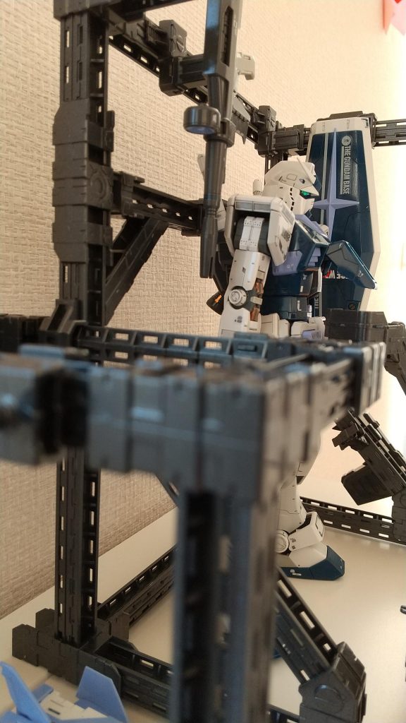 MSハンガーはあまりレビューサイトなどでも取り上げられずにいますが、いろいろ組み替えられて面白いです。成型色そのままだとおもちゃっぽいですが、黒鉄色やメタリックブラックで塗装すると、かなりいい感じになると思います。今回、私は手抜きしてランナーのまま塗装しましたが、それで十分。当初はチッピングもと思いましたが、十分いい感じになったのでやめました。