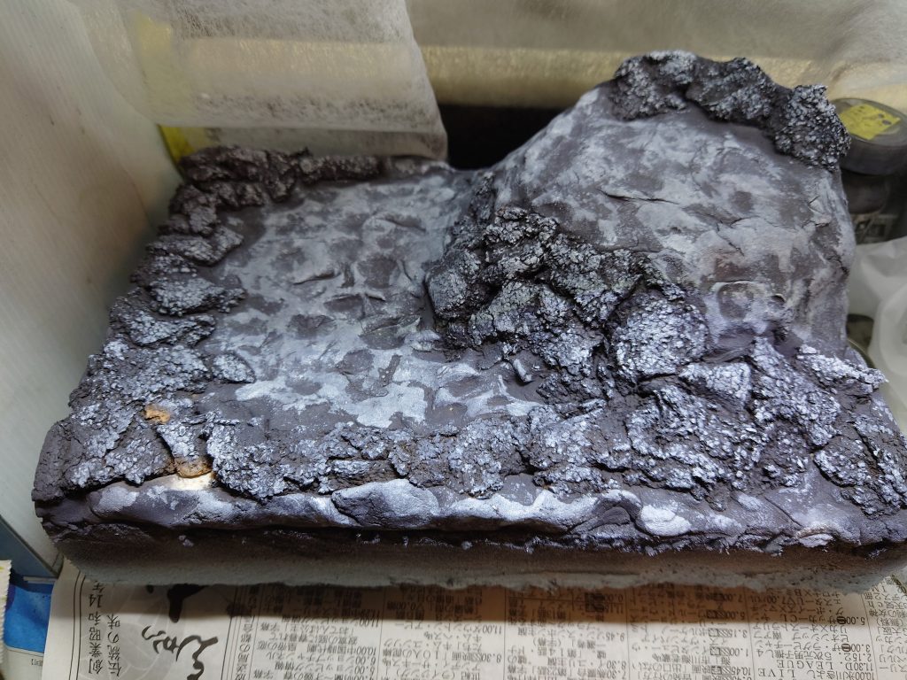 粘土で形がうまく出来たので、メカサフを吹いて、その後ホワイトの水性カラーで陰影をつけてみました