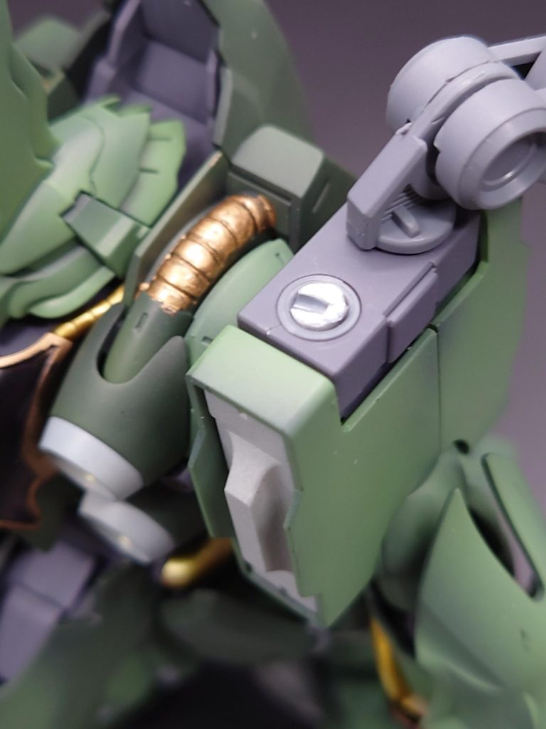 ポーズいろいろ変えてたら、バインダーの根本からぽっきり折れて泣きそうになりました(汗)全部撮影が、終わったあとで良かったなりABSのパーツなので、プライマー吹いたのでが、甘かったので折れてしまったのかな?すぐにパーツ請求したので。届いたらちゃんと直します。