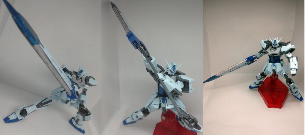 　アクションポーズ。やはり大剣持ち素ストライクはかっこいいですね！　そしてこの剣、展開ギミックがあるので、なんとかゼンガーみたいに巨大な斬艦刀を作ってみたい！というわけでプラバンをチョキチョキしたのですが…