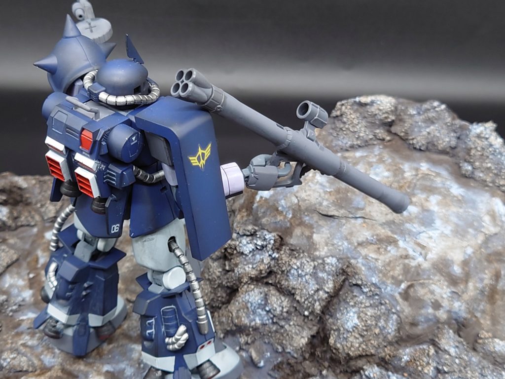 その後、ウォッシングとしてミスターウェザリングカラーのグランドブラウンで整えてみました！ザクⅡを下段に配置　対峙するキット完成の暁には配置して、再撮影したいですね！