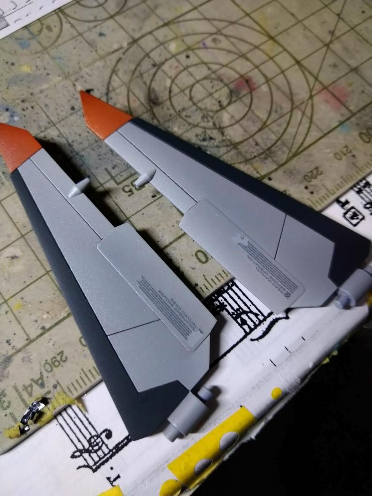 急いで塗装したらマスキングテープにデカールが持っていかれてしまい、２度手間が３度手間に…（泣）トップコートを２回吹いてるし、粘着力を弱めたテープを使うし大丈夫やろ！と、思って手を抜いた結果がコレですよ。今後の教訓にします…！