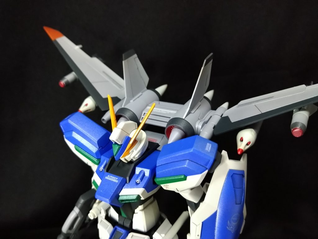 ジェットストライカーは塗り分け地獄でしたが、稼働や造形は素晴らしいですね！イケメンすぎるヘッドパーツは、等身を上げたバランス調整も兼ねて、アンテナを短くカットしてます。