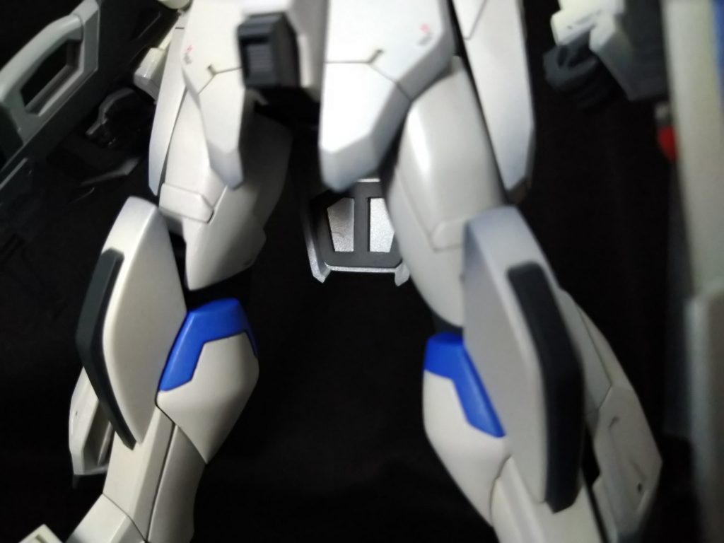 膝やリアアーマーの裏打ちも、目立つ所は手を加えてます。