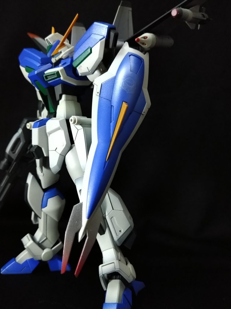 シールドの先端は武器にもなる、との事なので、勝手にヒートランスにしました。オリジナル設定ですが、盾を突き刺してミサイル発射とか、カッコ良さそうじゃん？