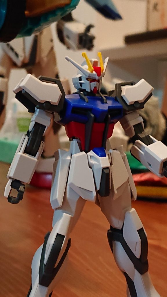 昨日、家の前のコンビニで買った。E Gストライク500円。時代の進化を感じます。切り取ったパーツを組む順番に息子に渡してパチッと作りました。