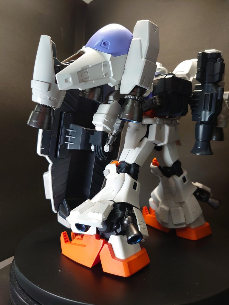 大型シールドも保持できないのでバックパックから補助アームをつけてます。