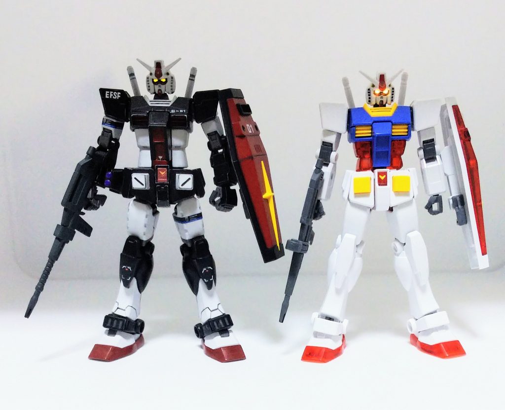 ノーマル(ソリッドクリアリバース)との比較。頭半分ほど身長が高くなっています。腹部と足の長さが違います。