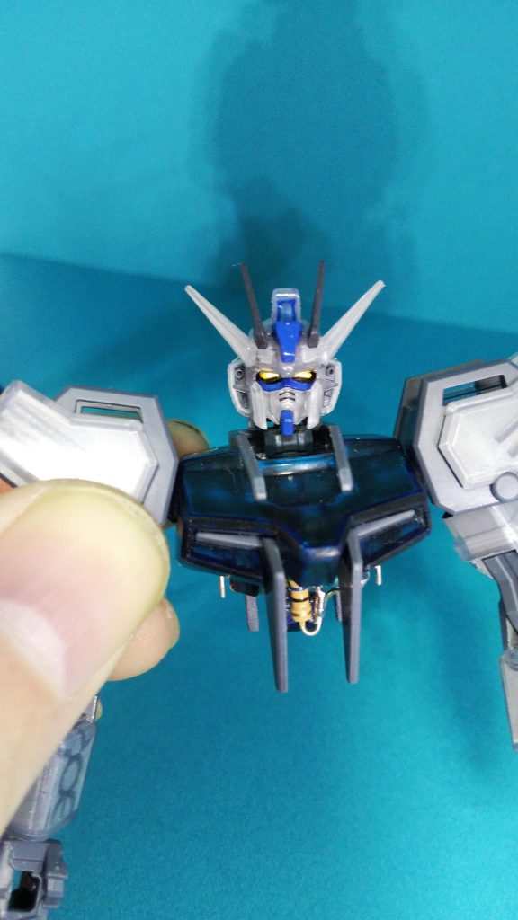 ツインアイ発光のアップツインアイはUVレジンで製作しています。EGガンダムより発光ユニットを組み込むスペースが無い為、かなりタイトな仕様となっています。次回、ストライクルージュを作る際は、電池を小サイズの物に変更して製作予定です。