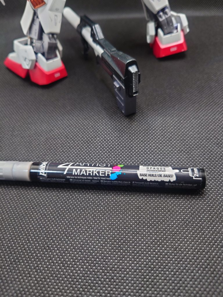 ちょっとした部分のメッキ的なシルバーはこれを愛用しています。