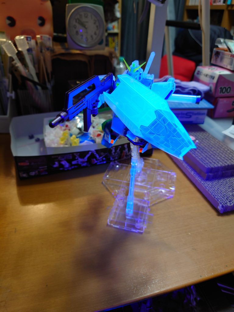 せっかくのクリアなので（？）全身蛍光塗料で光らせました。