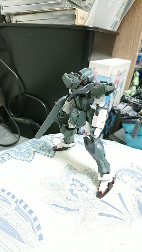 武装はディンのマシンガンを参考に開発された実弾ライフル、アーマーシュナイダー2丁。基本的に敵の武装を奪って使用することを想定しているため、武器は最小限に抑えている。