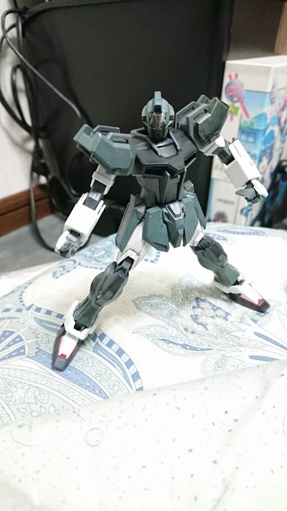 白兵戦用武装であるアーマーシュナイダー。密林での作業でも使用される。