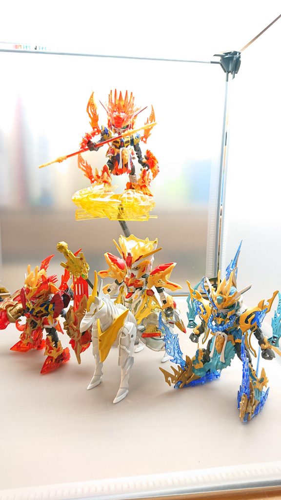 お供をなされまするは、孫悟空、沙悟浄、猪八戒、そして聖なる白馬玉龍という三匹の妖怪と一匹の馬