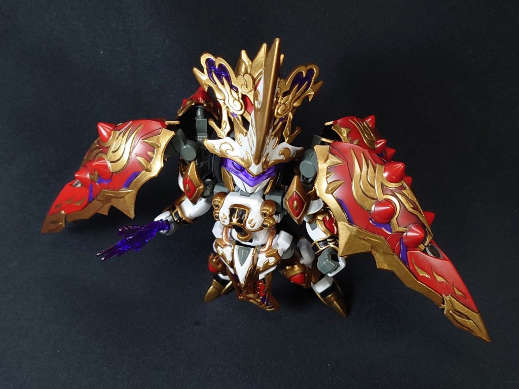 縁や装飾の金、ワンポイントの紫は筆塗りで、赤は成形色を活かしてあります。