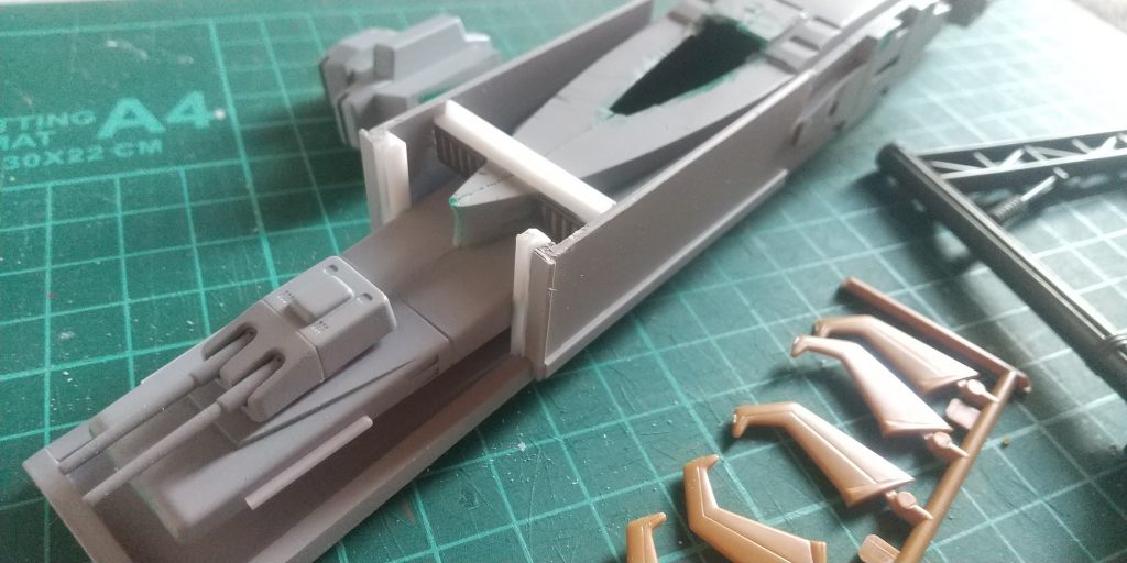 余分な部分はザクザク刻んでプラバンとかプラ棒をペタペタの繰り返しです♪