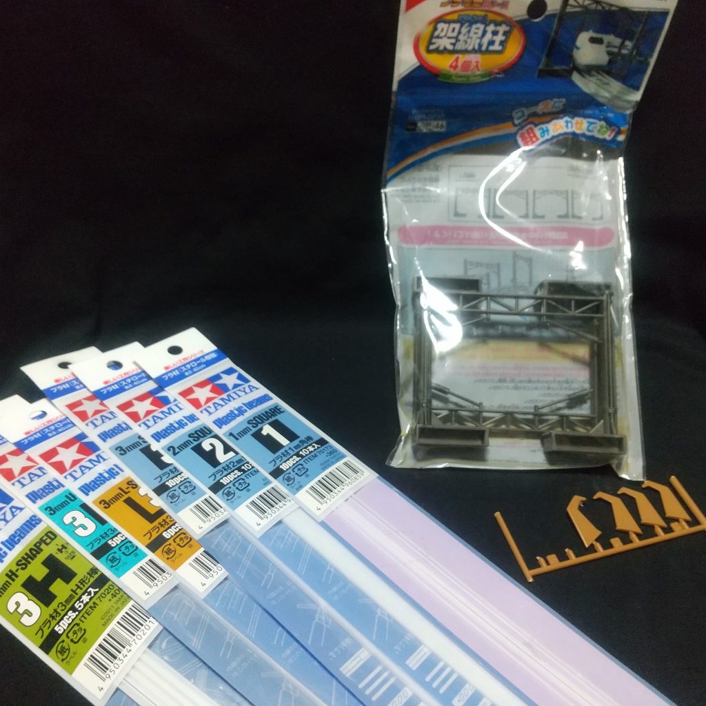 今回大活躍したプラ棒と100均のオモチャの架線とグラブロの爪♪