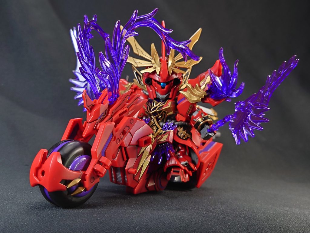 メインの赤は成形色をそのまま使い、金黒紫は筆塗りにしました。