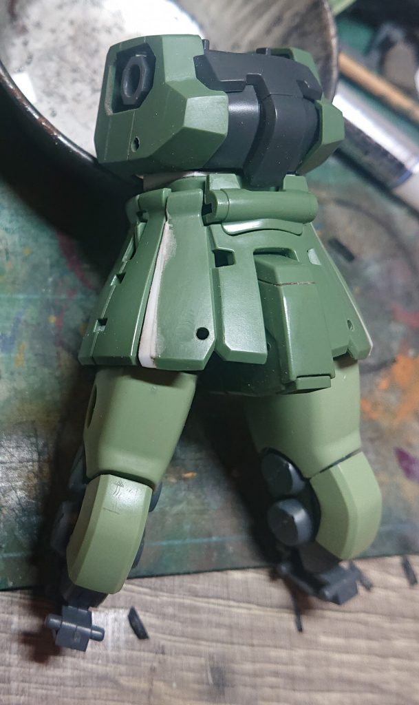 太股と股間の接続軸にスペーサーを入れて接続位置を多少広げたことによってスカートアーマーに隙間ができたのでパテで延長。