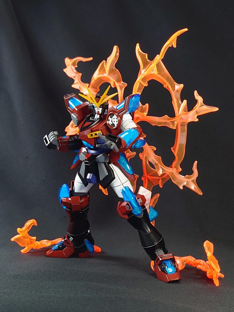 一番の改造点は、ブルーのクリアーパーツをレジンで埋めたところですね。レジン液にオーロラパウダーを混ぜて、粒子を表現してます。