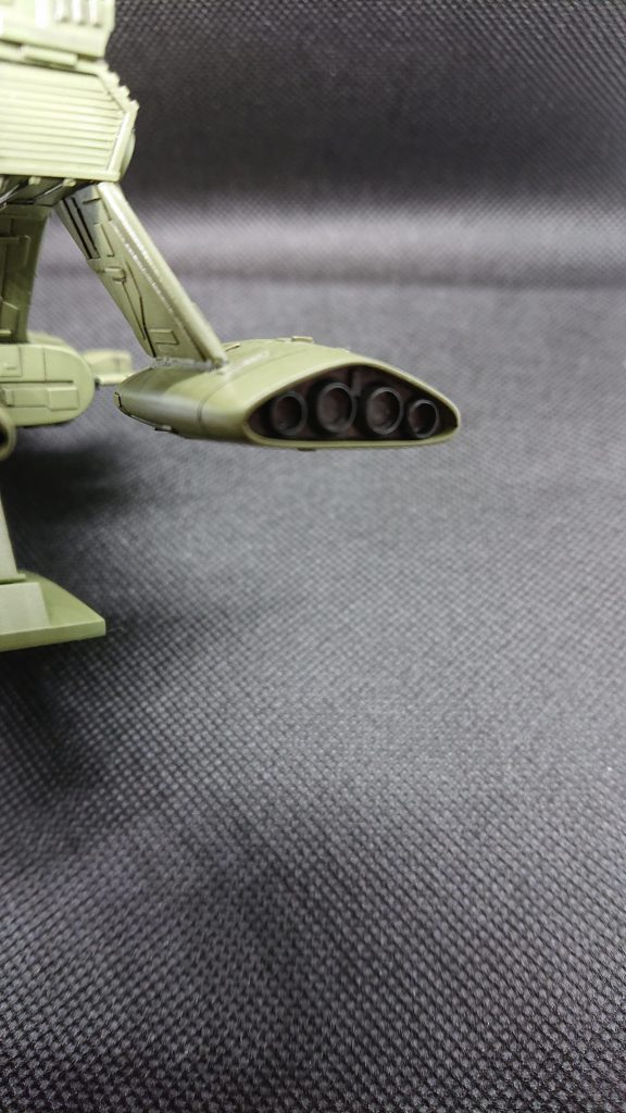 エンジンノズルも合わせ目消しを兼ねてプラシートをはめ込めるように切り出し、そこに市販のバーニアを接着して対応しています。