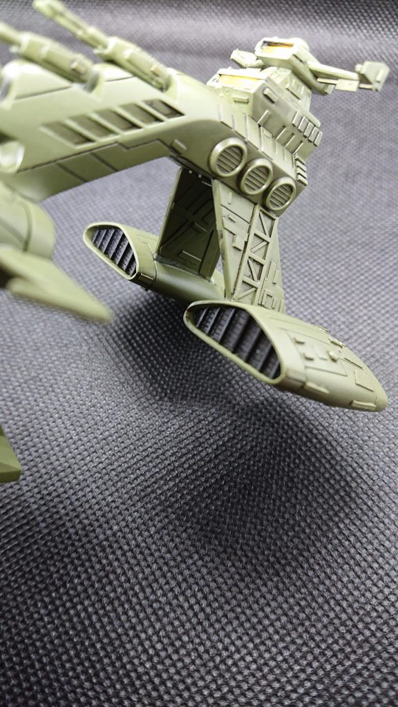 エンジンのダクトはどういう訳か片方が行方不明に…。プラ板で整形してスジボリ、細切りのプラ板で仕切りを作成。