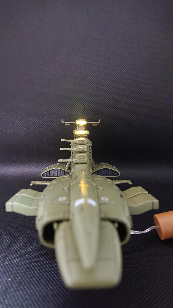 正面から。サラミスと違って砲塔が艦橋の全面に集中しており、一斉射撃に威力を発揮できる反面ブラインドが多く死角も多いです。艦艇の設計は連邦の方が洗練されている気がします。