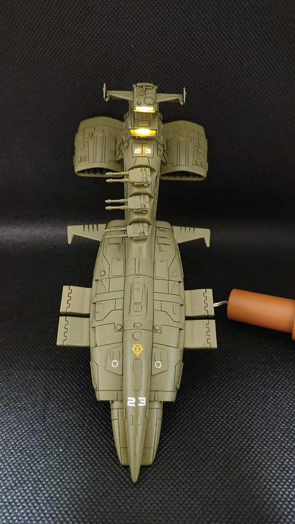 上から撮影、電飾に100均のLEDを使用しました。黄色のクリアーパーツは以前作成したゲルググのビームナギナタを細工してます。電池ボックスの格納や、配線、照度の調整等が次の課題です。もう1つの趣味の革細工で使ってるピンポンチでプラ板を抜いて◯型ディテールに、これはなかなか使えそう。スプリングコンパスも革細工用のを使ってます。