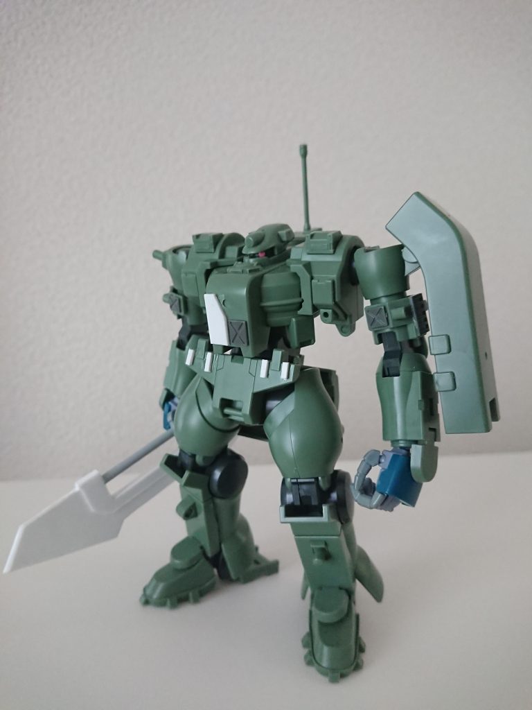 二の腕を5mm位下げて、ハンドパーツをMGケンプファーのものに交換。カーボンブレードはメイン武器となるようにプラ板、プラ棒でデカく。腰のフレームを前後逆に付けて猫背に。これで方向性が決まりました。