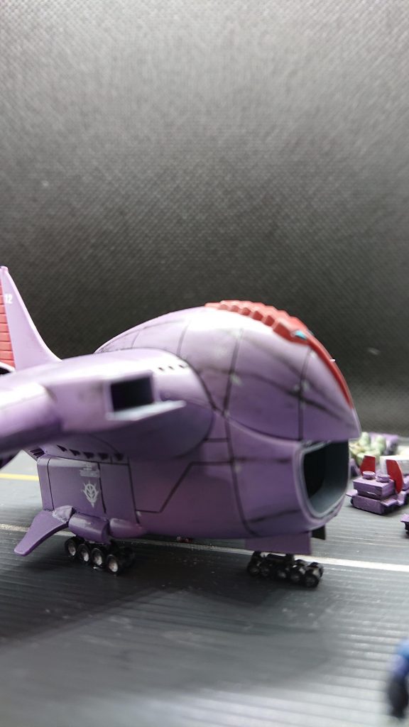 主脚は3mmのポンチで、機首部の車輪は２mmのポンチで抜いたあとピンバイスでホイール部を再現、塗り分けてます。ジャンボジェットのタイヤ径が1.2m、世界最大、長、重の航空機、AN-225のタイヤ径が機首で約1.1m、主脚が1.27mだそうです。ガウはそれよりも重いと考えると3mmで作成した場合原寸にすると1.65mなのでこれぐらいかと。