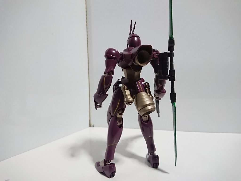 連邦が残骸を再利用した設定で作ったのでヴェイガン機体の特徴のシイタケモールドのようなスラスターできる限り外しバーニアなんかを付けてます。手も普通の物です。