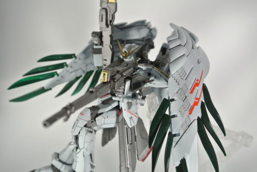 スノーホワイトを意識したカラーリングと翼のグリーンカラーが映えるガンプラです射撃戦はもちろん、格闘戦も想定し、ガンダムブレイカー3での仕様として鉄血系の機体に対抗すべく実体験、実弾兵装を搭載していますGBNでもかなり戦えそう