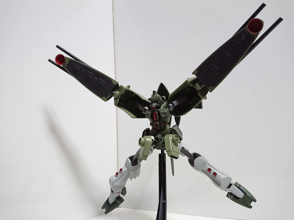 追加武装の1つは足と胴体に付けた小型ビーム砲です。素材はコトブキヤのMSGパーツです。