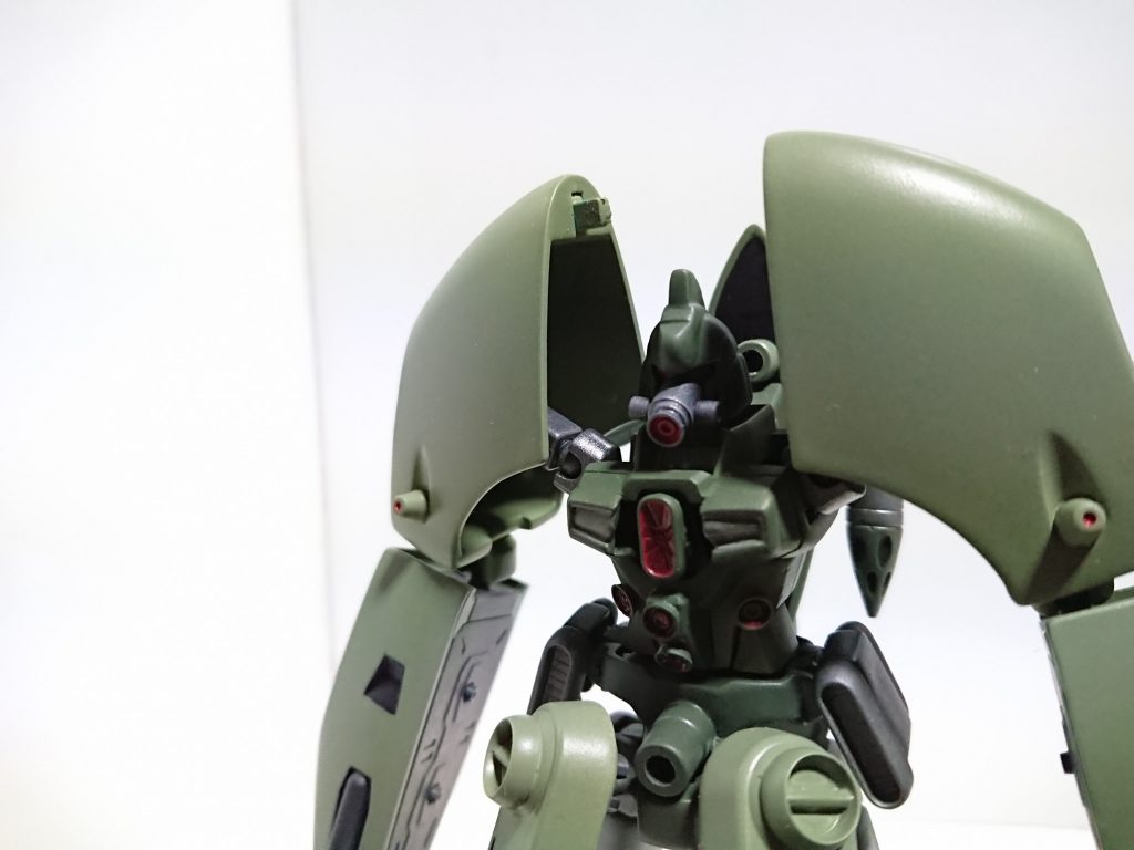 口?はダイバーのボンベのようにしてガンダムタイプ感を薄くしました。胴体は元のアビスのままでしたが元々無茶な改造をしてたせいでボロボロになってしまったのでAGE-1に変えて装飾をしました。