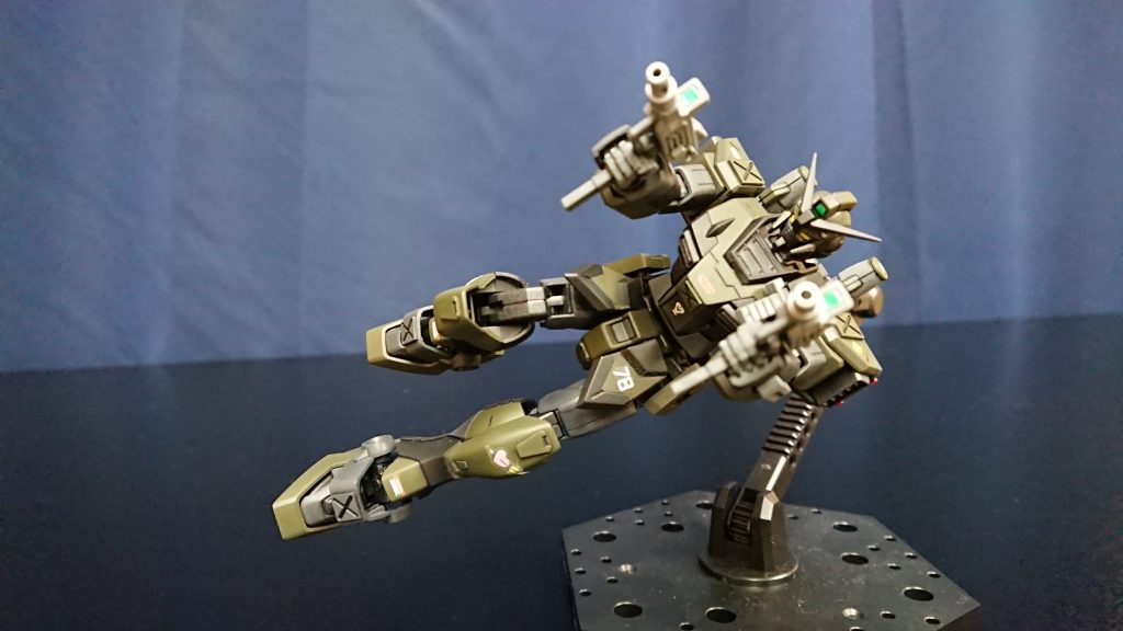 サブマシンガンを装備！リアアーマーには一部パーツを外すとジョイント穴が隠されてるので、ピクシーらしいアクロバティックなポーズがとれるのが嬉しいですね。まぁ、うまくポージングできないんですけどねw実はサブマシンガンをよく見ると右が段落ちモールド、左が一部合わせ目を消してます。本当は統一するハズだったんですが…、なぜこうなった…？？