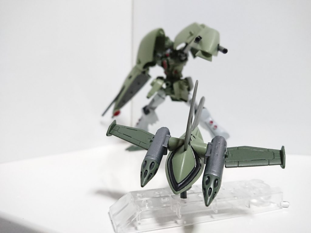 MS形態でも使えます。元々レールガンがついてたバックパックは30MMの部品を付け支援メカにしました。