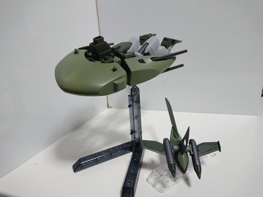 追加武装その2である自立ユニット”トビウオ”ターゲットを自動追尾しミサイルやヒレカッターで攻撃します。