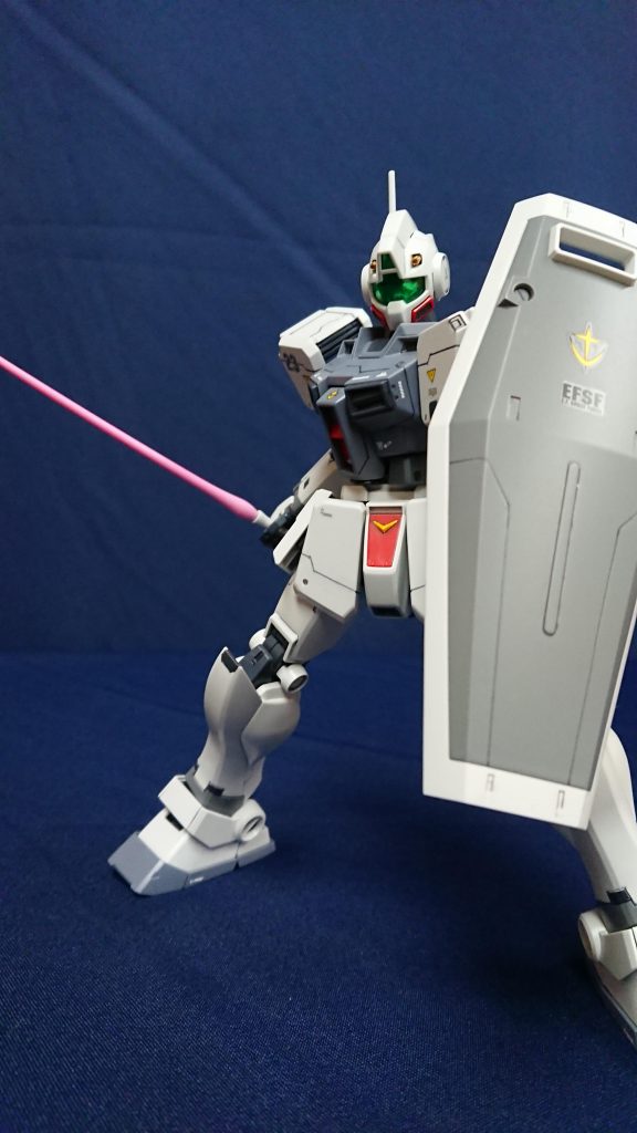 ビームサーベル抜刀！バックパックの左側にあるのに何故か右手にwMGジム系は特殊な握り手をしてるので、あまりサーベルが安定して持たせられたいんですよねぇ…今回もサーベルは蛍光ピンクで塗装してホワイトでグラデーション…、したつもりなんですが、強風に煽られて全然スプレーが当たらないという残念な結果に…