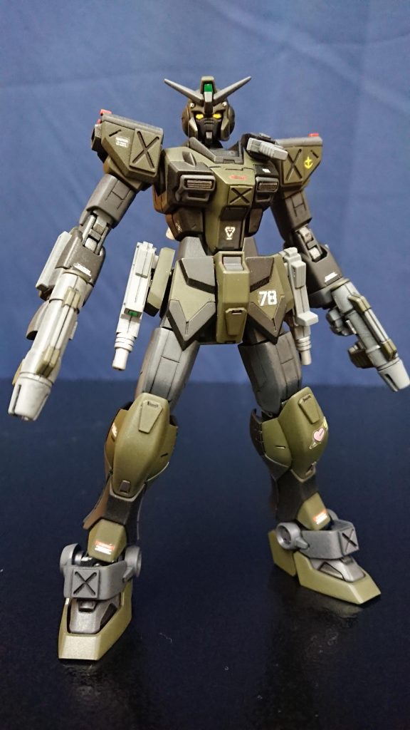 近距離での射撃を想定して、サブマシンガンの他に近距離で猛威を奮うビームスプレーガンを持たせてます。ショーティのような小型ビームライフルでも良かったんですが、なんとなくピクシーにスプレーガン持たせたらしっくりきたのでそれが決め手でしたなのでビームダガーの代わりに短銃で至近距離の敵をバンバン撃ちまくるスタイルが今回のコンセプトです。ちなみにビームダガーは左肩の一本のみにしてます