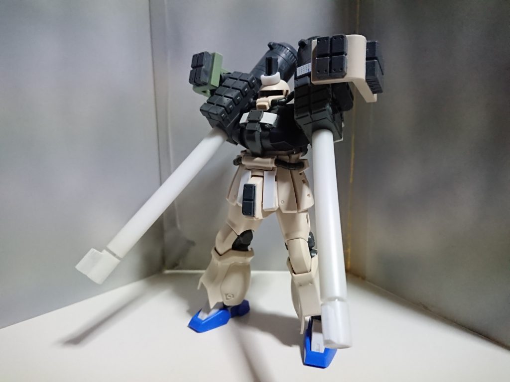 ほぼ完成体頭部に30MMのオプションのセンサー、両足をダブルオースカイ(のちに後ろ前を逆に)。両腕のキャノンはボールデンのミサイルポッドみたいなのをメインにプラ棒で砲身を作りジャイアントガトリングのタンクを付けてました。