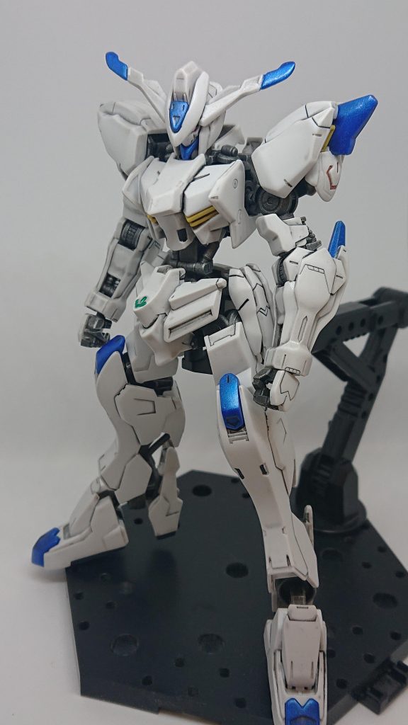 1度ツヤありで完成させたのですが、汚い仕上がりになってしまい、しばらく箱の中で眠っていました。改めて完成させるために全身をヤスリかけして半ツヤで仕上げたのが今回です。