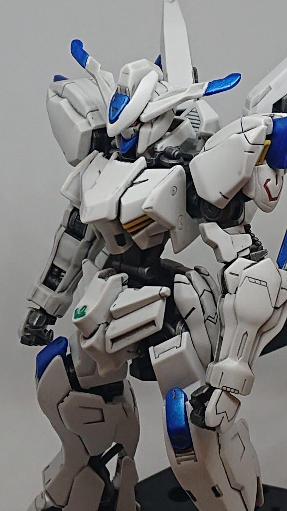 左肩のマークは今回のヤスリかけで取っ払いました。ガンダムデカール買って貼ろうかとも考えましたがやめました。