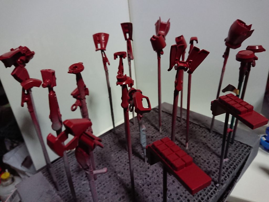 色はクレオスのマルーンにしようとしたのですが足りずシャアレッドや小豆色が混ざった赤色になりました。